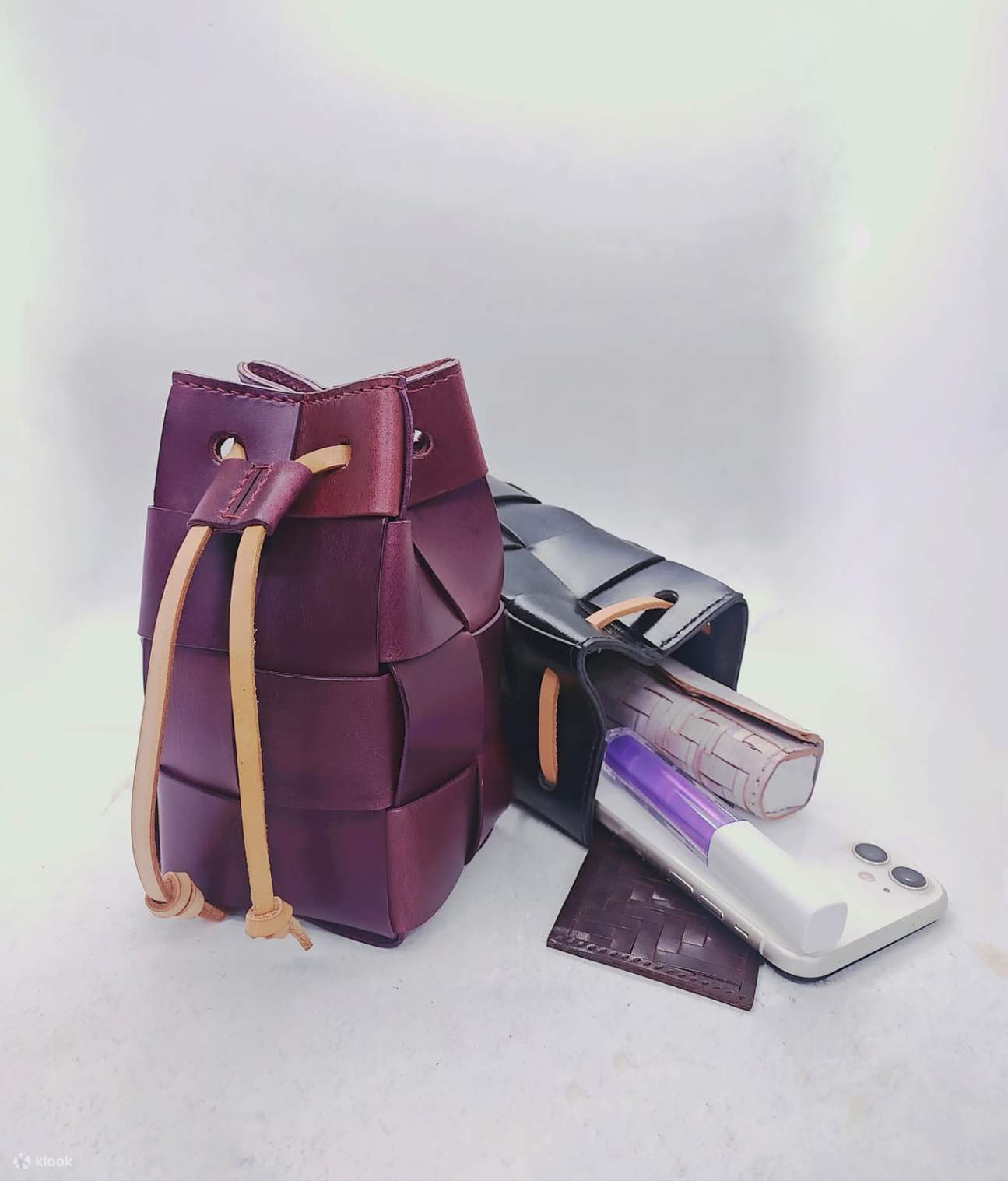 The Handcrafter Workshop | Arte en metal, colgante, anillo, brazalete, cuero, flor prensada